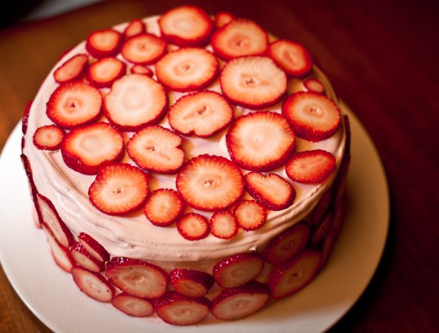 cake strawberries and cream
